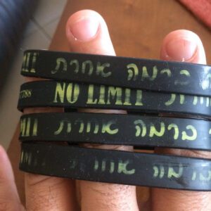 הדפסה על צמידי סיליקון שנמחקה